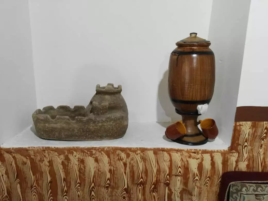 سفال‌ها و ظرف چوبی در هتل سنار