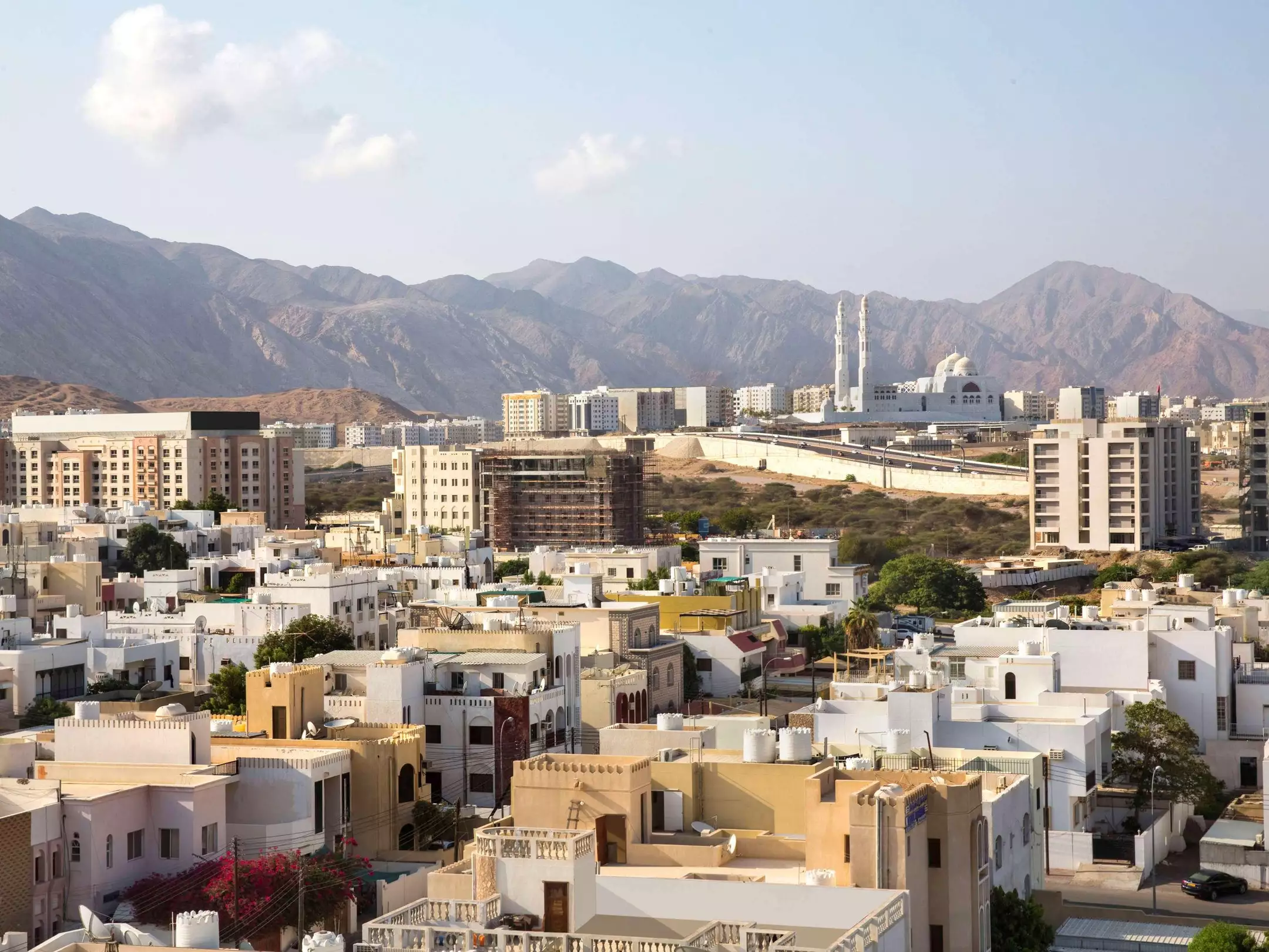نمای شهری و کوهستان از هتل ایبیس