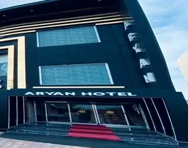 نمای ورودی هتل آرین با نمای تیره و ورودی شیشه‌ای