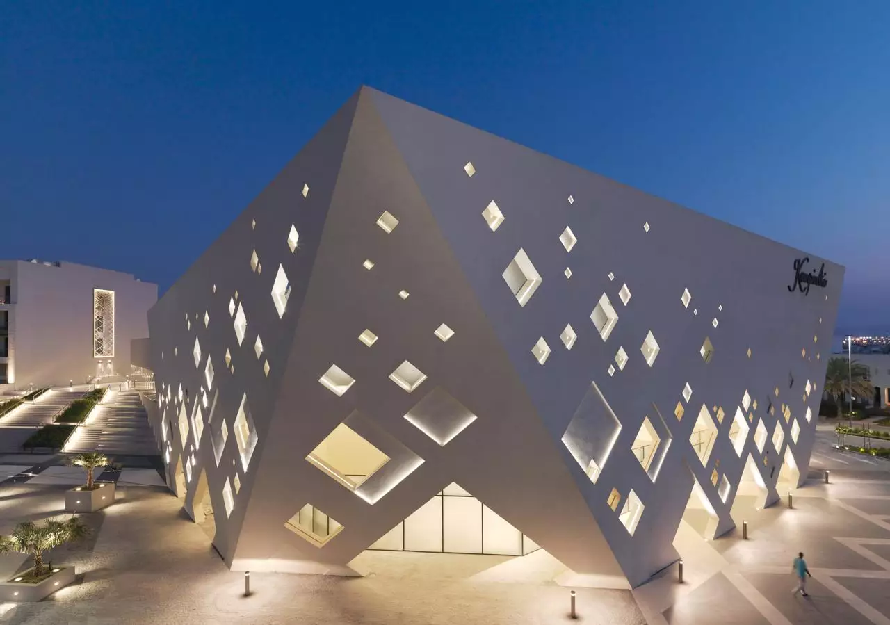 نمای شبانه ساختمان هندسی کمپینسکی