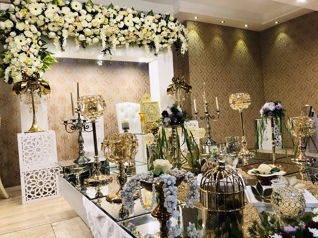 سفره عقد آراسته با گل و شمعدان در هتل قصر