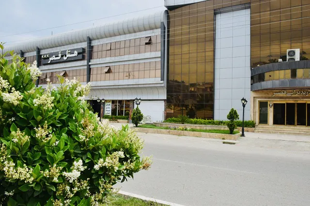 ساختمان هتل قصر در کنار فضای سبز