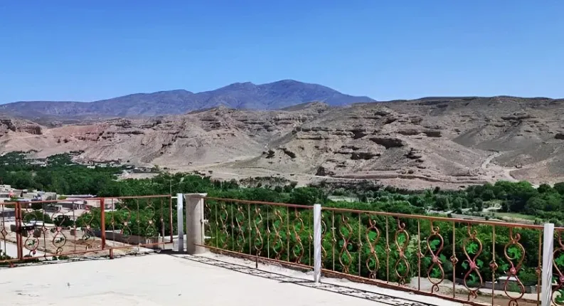 چشم‌انداز کوهستان از تراس برج بهشت