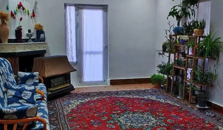 برج بهشت؛ اتاق نشیمن با فرش قرمز و مبل