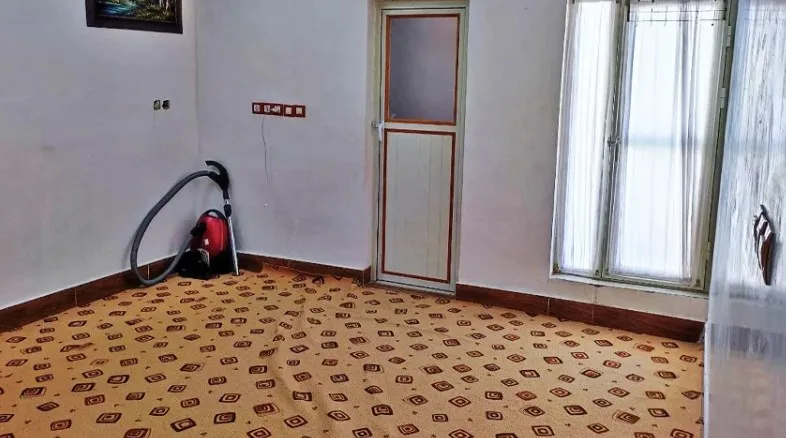 برج بهشت؛ اتاق خالی با موکت طرح‌دار