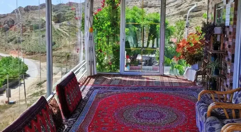 برج بهشت؛ نشیمن شیشه‌ای با چشم‌انداز کوهستان