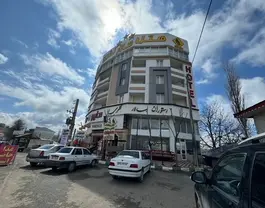 نمای بیرونی هتل سالار در روز و آسمان ابری