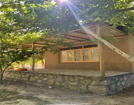 کلبه گِلی در میان درختان اقامتگاه دره خورشید