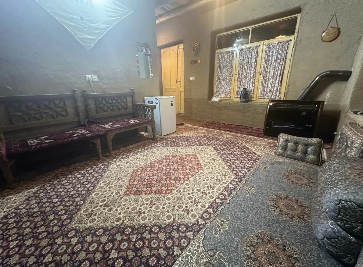 نشیمن دره خورشید با نیمکت چوبی و بخاری