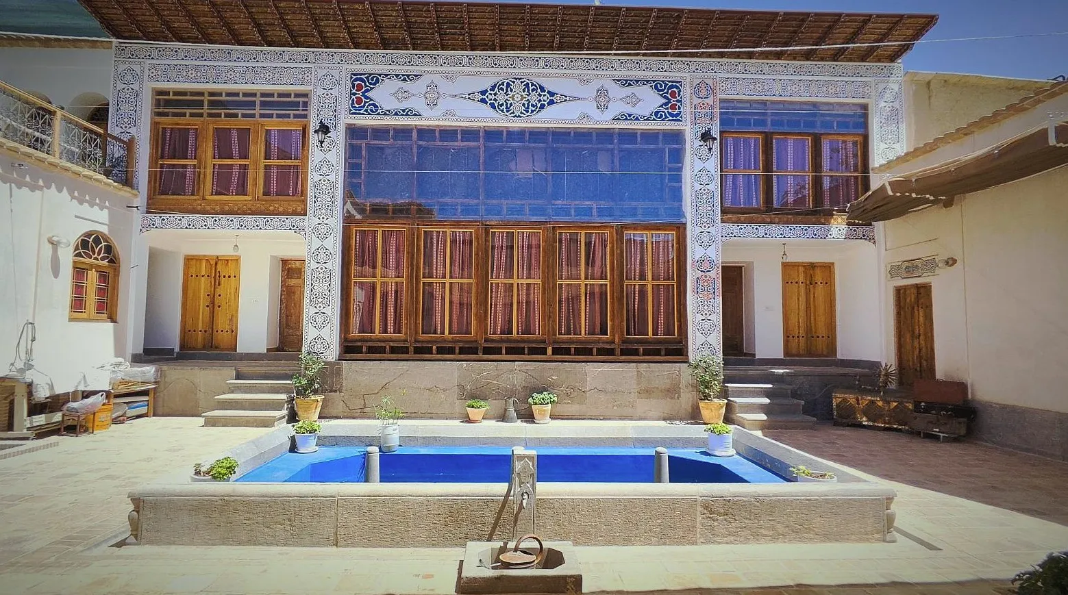 حوض آبی حیاط عمارت تاریخی دلگشا