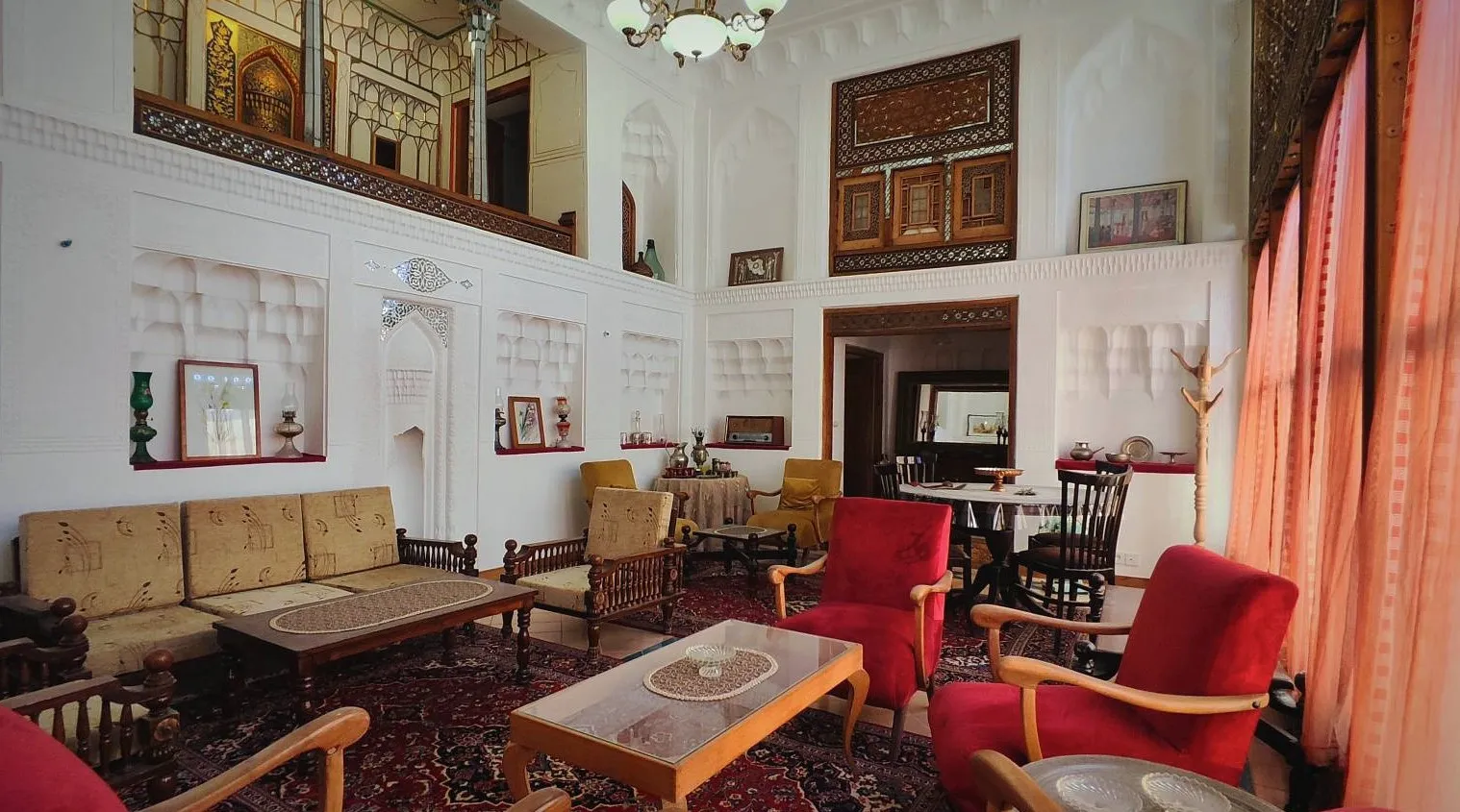 اتاق نشیمن سنتی با مبلمان چوبی عمارت تاریخی دلگشا