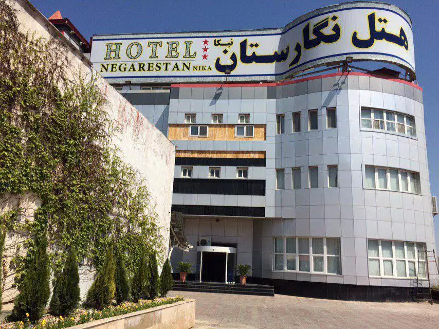 نمای بیرونی هتل نگارستان با تابلوی ورودی