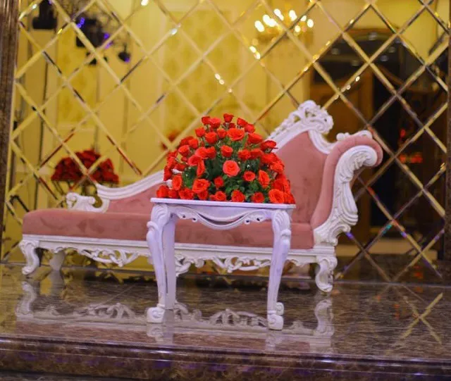 مبل سفید با گلدان گل رز در پارمیس