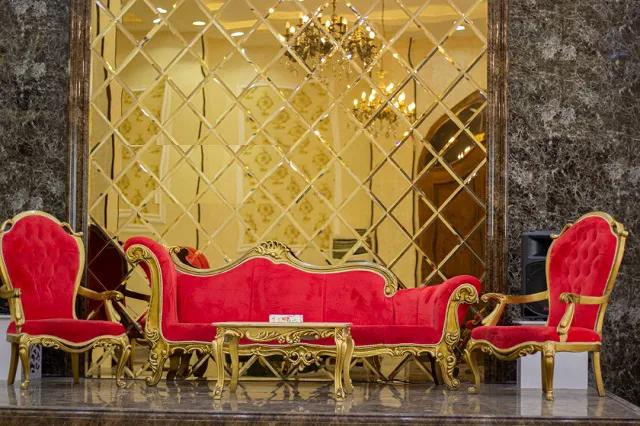 مبلمان قرمز و طلایی در لابی پارمیس