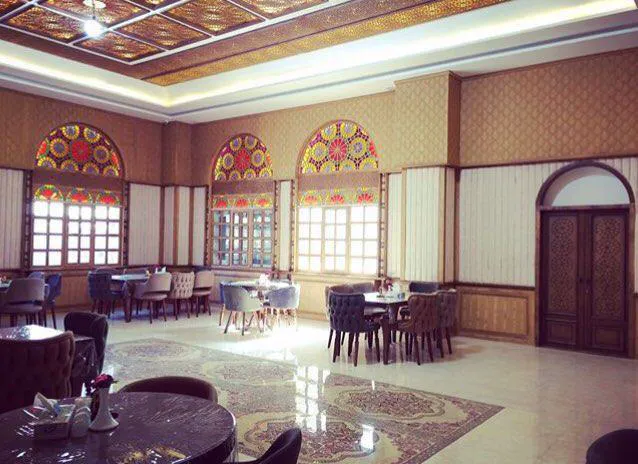 سالن غذاخوری پارمیس با پنجره‌های رنگی قوسی
