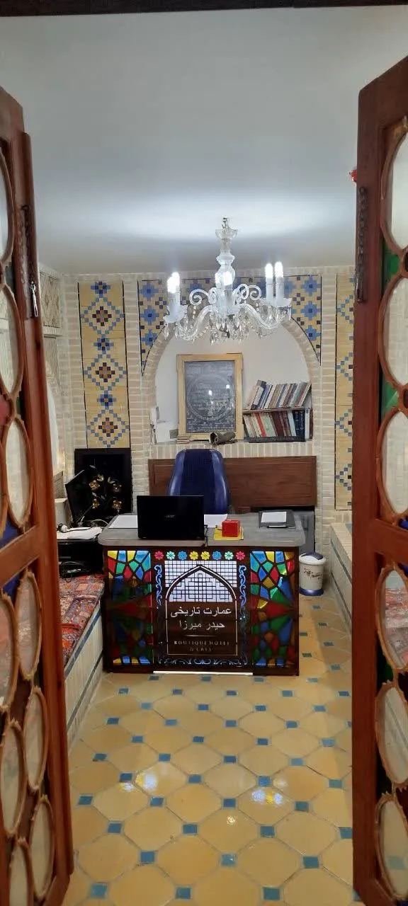 فضای پذیرش حیدرمیرزا با میز منبت‌کاری‌شده