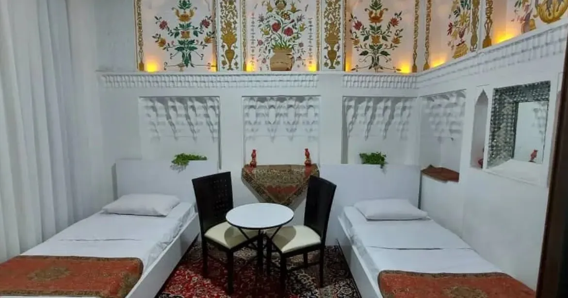 اتاق دو تخت با میز و تزیینات سنتی طاها و مهسان