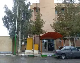 ورودی هتل فرهیختگان با سایبان قرمز و نمای آجری