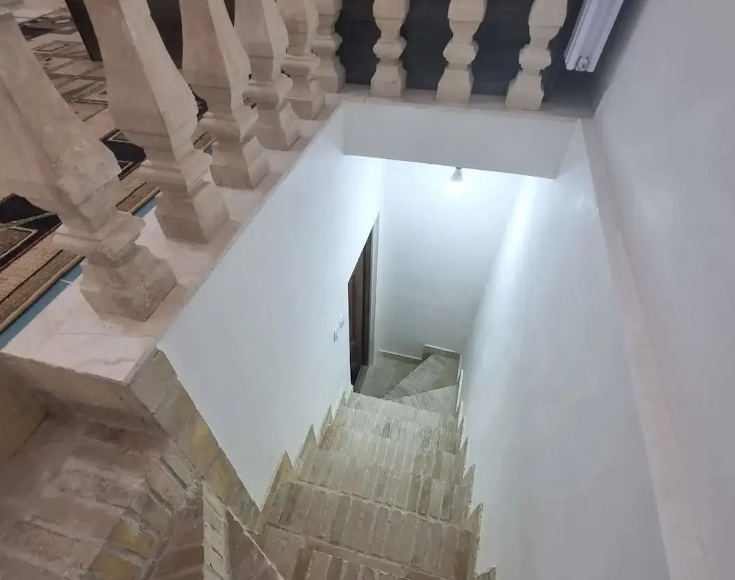 راه‌پله سنگی خانه خاتون با نرده‌های balustrade