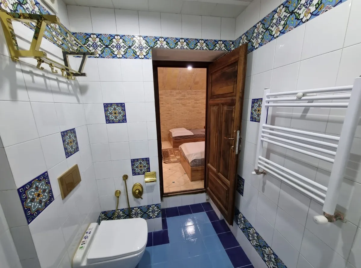 حمام خانه خاتون با کاشی‌کاری آبی و سفید