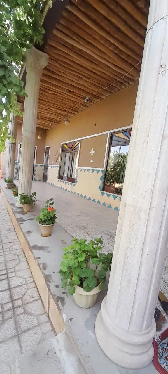 ایوان اقامتگاه آنایوردم بلداجی با ستون و گلدان
