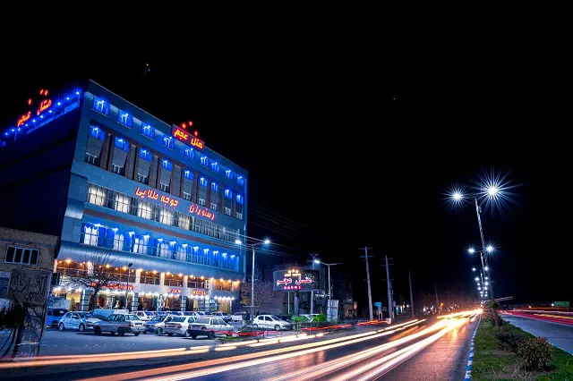 نمای شبانه هتل عجم کنار خیابان