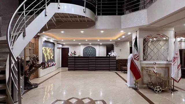 لابی هتل عجم با راه‌پله مارپیچ