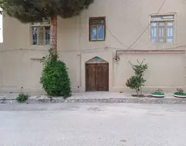 نمای بیرونی اقامتگاه آلاداغ با در چوبی