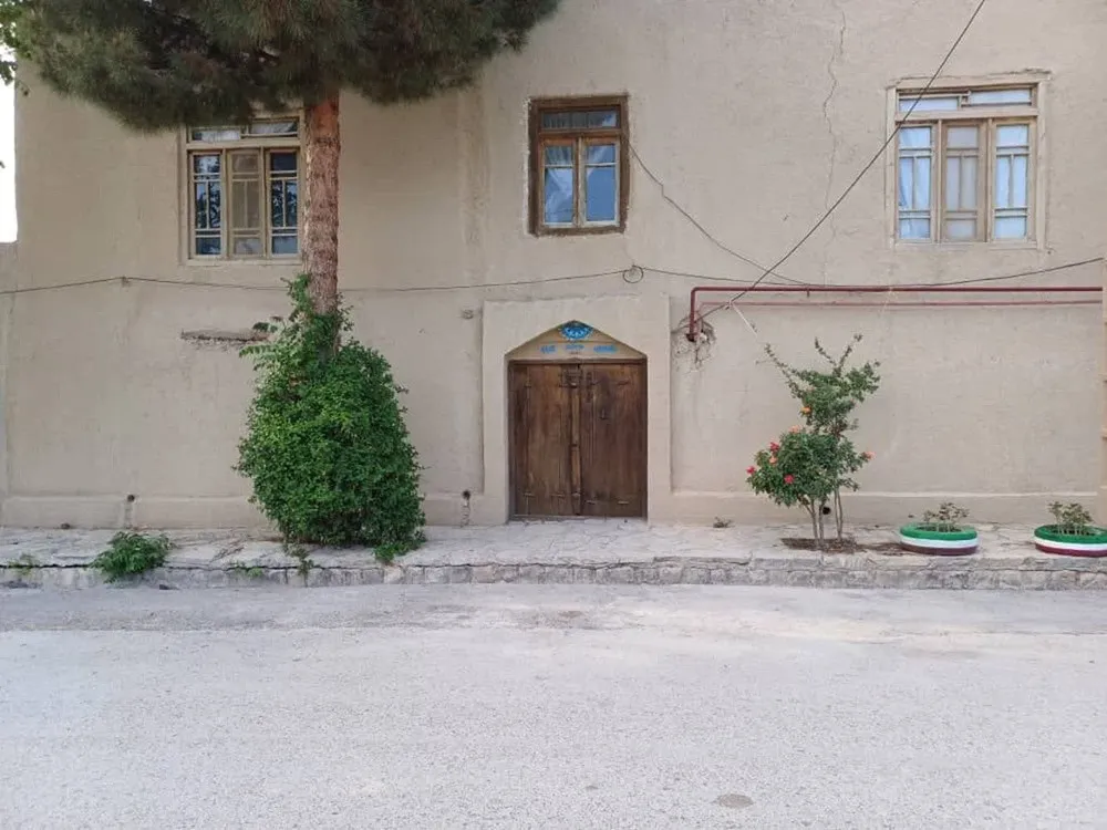 نمای بیرونی اقامتگاه آلاداغ با در چوبی