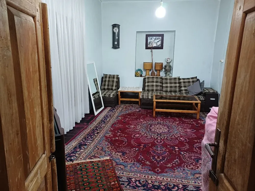 اتاق نشیمن با فرش قرمز در هتل آلاداغ