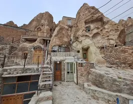 نمای بیرونی عمارت سنگی در دل صخره