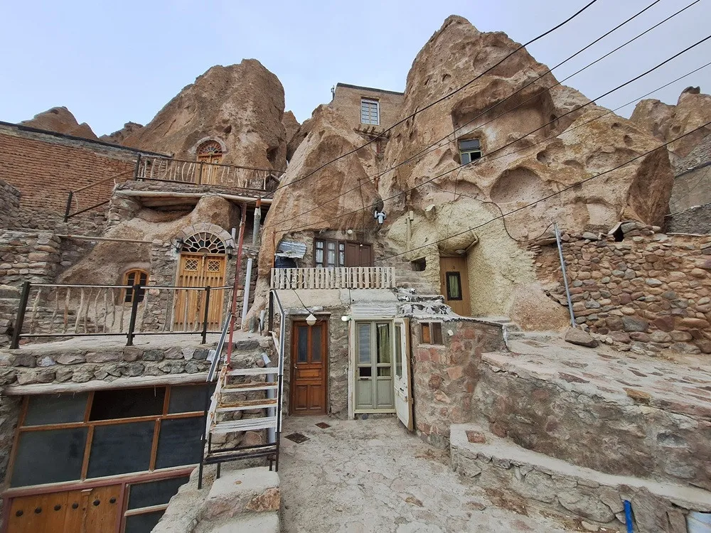 نمای بیرونی عمارت سنگی در دل صخره
