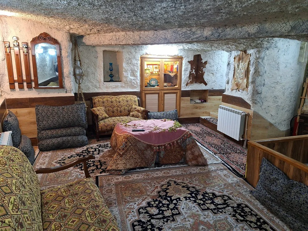 نشیمن عمارت سنگی با دیوارهای صخرهای