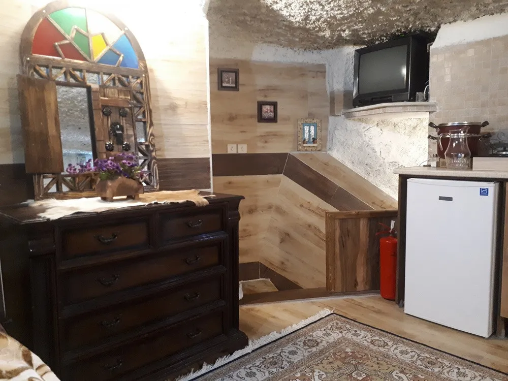 دراور چوبی و یخچال در عمارت سنگی