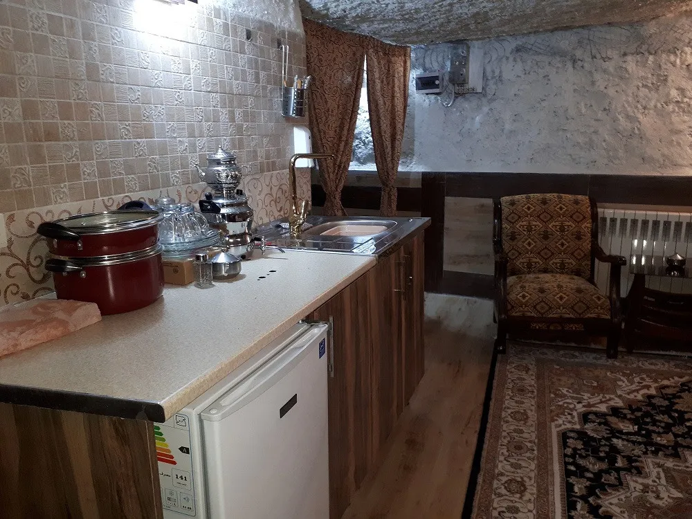 آشپزخانه کوچک و صندلی راحتی عمارت سنگی