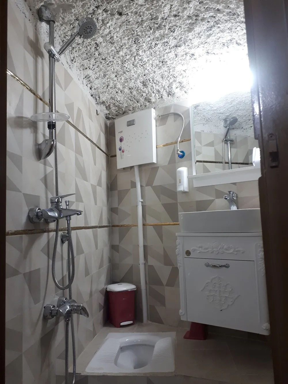 دوش و روشویی سرویس بهداشتی عمارت سنگی