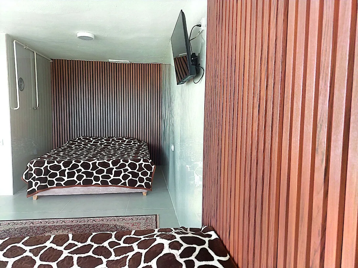 تخت دونفره با روتختی طرح‌دار در پارادایس