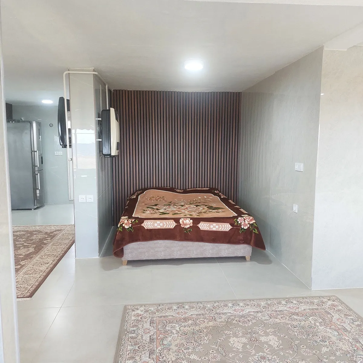 اتاق خواب پارادایس با تخت دونفره و فرش