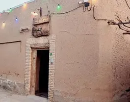 ورودی اقامتگاه گلک بانو با دیوار کاهگلی