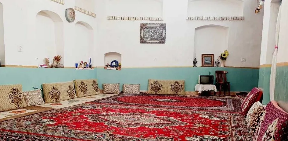 اتاق نشیمن سنتی گلک بانو با فرش قرمز