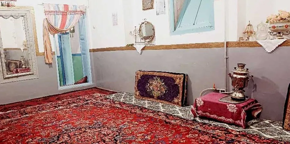 اتاق سنتی با فرش قرمز و سماور در گلک بانو