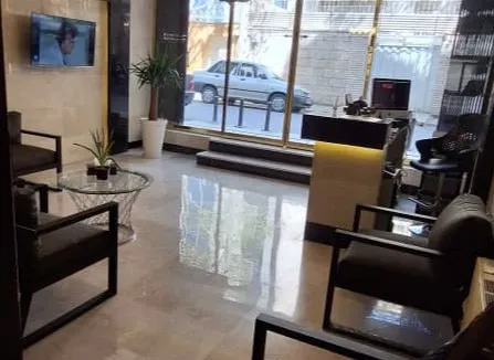 لابی هتل گلسار با مبلمان و پنجره‌های بزرگ