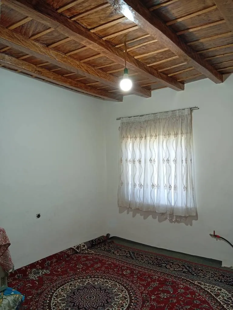 اتاق بوم سبز هیرکانی با سقف چوبی و فرش قرمز
