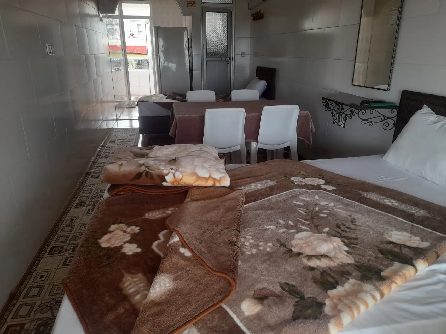 تخت دونفره و میز غذاخوری در هتل عباد