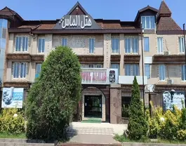 نمای ورودی هتل الماس با نمای سنگی و سقف شیروانی