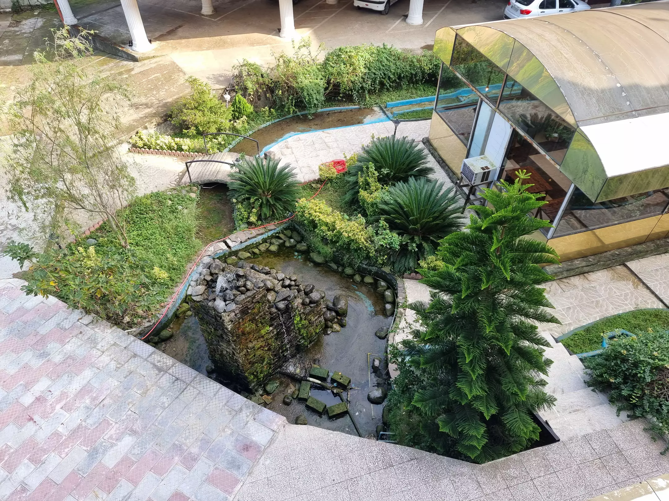 باغچه و آب‌نمای سنگی هتل الماس
