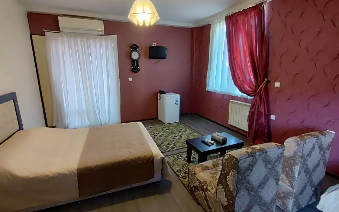 اتاق هتل الماس با تخت و مبلمان نشیمن