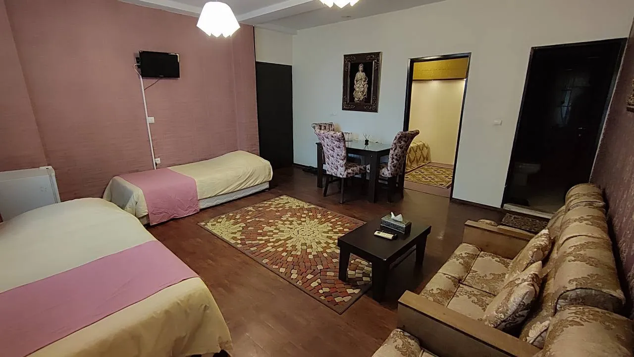 اتاق هتل الماس با دو تخت، مبل و میز غذاخوری