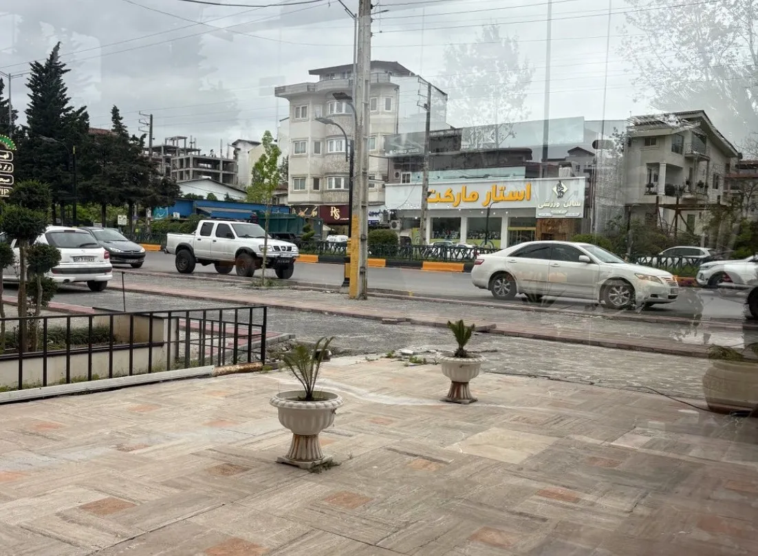 نمای خیابان و خودروها از محوطه هتل فاندر