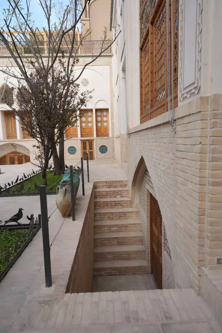 پلکان سنگی حیاط استادی کنار باغچه